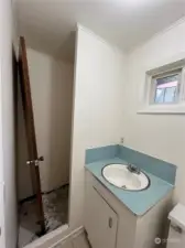 Cabin B; Bathroom