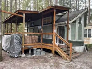 Beutiful Park model w/dbl loft and covered deck