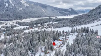 Located in Hyak Estate's "Street of Dreams". Awesome ski in/ski out location and situated on a cul-de-sac.
