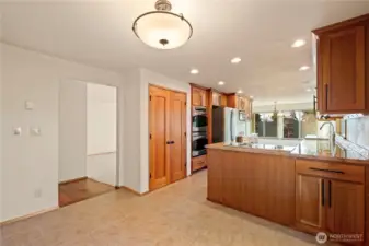 Breakfast nook w/north window
