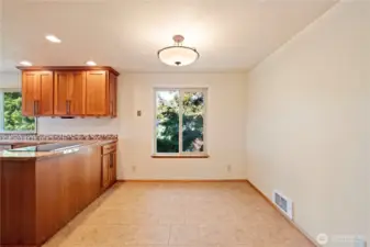 Breakfast nook w/north window