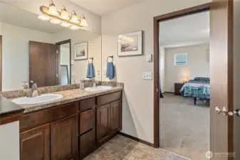 Large en-suite bath with double sinks and plenty of storage