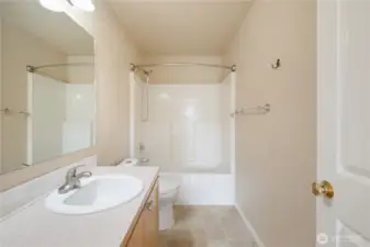 Full bath in upper-level