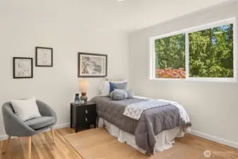 Bedrooms with hardwood floots too.