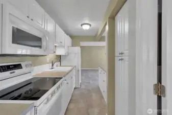 Pantry with smooth pull-out drawers, perfect for maximizing storage, keeping items organized, and making everything easily accessible.