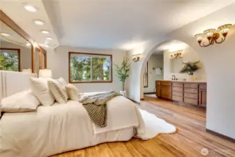 The primary bedroom has a Hollywood bathroom with separate vanity, shower, and water closet.  You'll love the huge walk in closet!