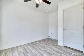 Bedroom has washer and dryer hook up