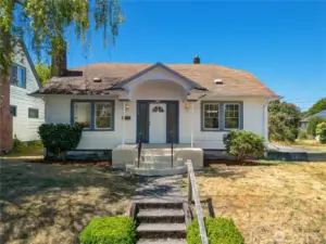 Welcome Home! So much charm in a fabulous Central Tacoma location!