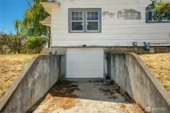 One car garage is roomy and has a automatic opening function