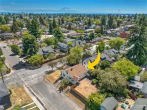 Central to HWY 16 and I-5; Golf and Parks, 6th Ave boutique shopping and curated eateries, Downtown Tacoma's art museums, restaurants, and playhouses and more!