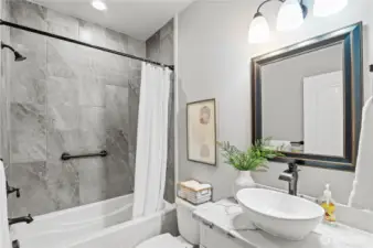 Modern and elegant main bathroom.