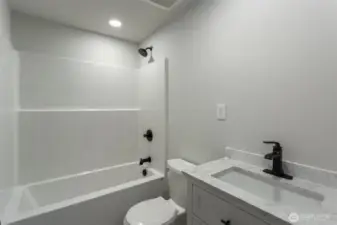 Full bath near the 2 bedrooms