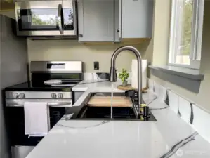 Sink has multiple modes including rainfall & a bottle/glass cleaner