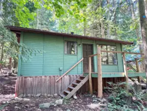Sweet and simple little cabin in the woods, close to island amenities and beach access