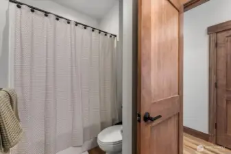 Main Bath Tub/Shower