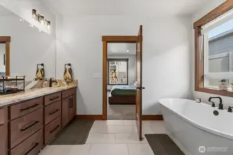 Primary Bathroom w/Soaking Tub!