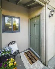 Affordable and Cute 2 story home in Kirkland!