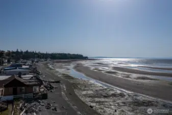 Central location to public beaches, Birch Bay State Park, boating, plus water activities...