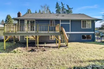 Large entertaining deck!