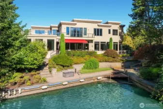 Direct access from your dock through the canal to Lake Washington