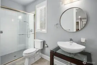 Ensuite bath to one of the bedrooms suites