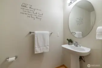 Guest / powder rm