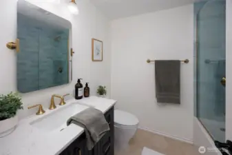 Full hallway bath newly remodeled