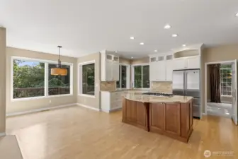 Kitchen & eating nook