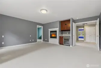 Primary suite wet bar & fireplace