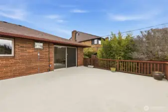 Seamless indoor-outdoor living on both sides