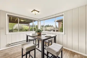 Dining, workspace, or lounge—the space adapts to your lifestyle