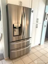Large new refrigerator and lots of pantry space.