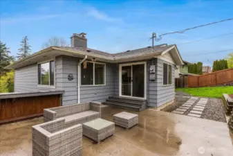 Main level outdoor patio
