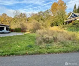 Lot in between 2 houses.