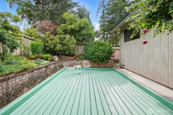 Beautiful uncovered deck for soaking up the sun!
