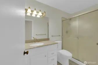 Primary bath w/shower
