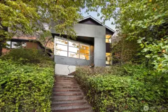 Your secret retreat in the city awaits! Welcome to this striking Fremont gem.