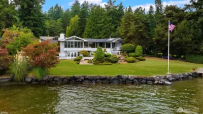 Boating views of gracious 100+ waterfront.