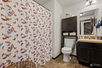 Full bathroom in the hallway