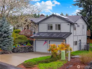 The drive way has plenty of room for parking for you and your guests.