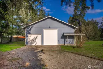 Detached Garage/Shop