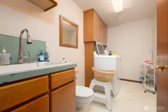 Laundry has 1/4 bath