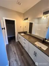 Double vanity sinks with lots of room! *previous build