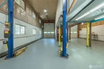 Shop, right bay with car lift