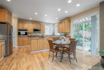 Light, bright and large- entertainer's dream.