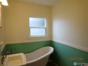 Guest Bath with slipper tub