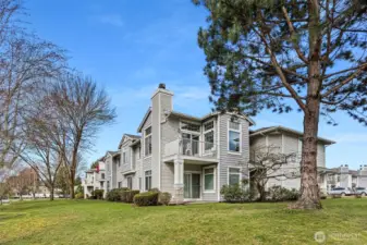 Upper unit faces south to give spectacular sunset views of Mt. Rainier over the lake!