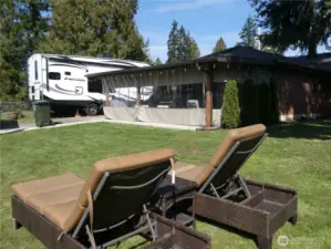 Pleanty of space for entertaining and RV parking