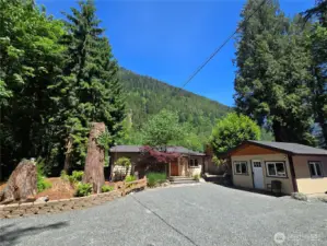 Large driveway with ample parking.