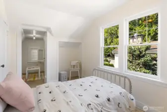 Little alcove area in second bedroom.